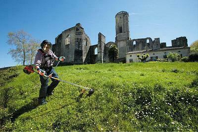 Покос травы мотокосой