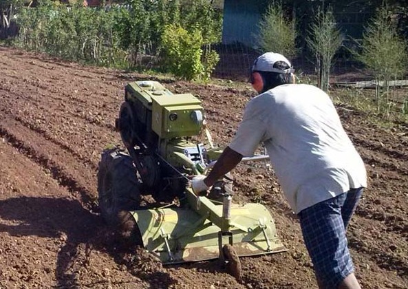 Вспашка земли мотоблоком CROSSER CR-M8E