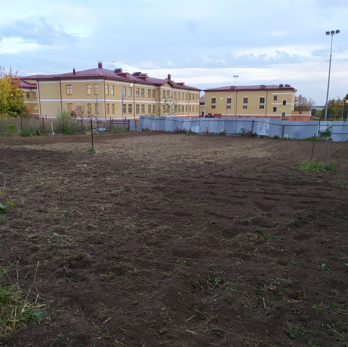 Разрыхленная земля на участке