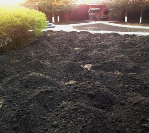 Привоз плодородной земли для газона