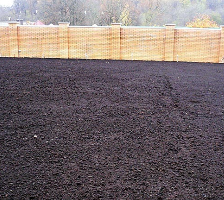 Разрыхленный участок для посева травы